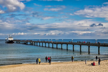 binz, deutschland - seebrücke mit schiff