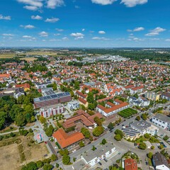 Obraz premium Die schwäbische Marktgemeinde Meitingen im Landkreis Augsburg aus der Luft
