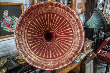 Naklejka premium A beautiful old gramophone with a bright colorful trumpet.
