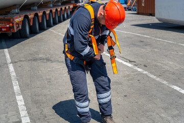 Industrial occupational safety and health practices. Safety body construction, fall gripper (Drop...