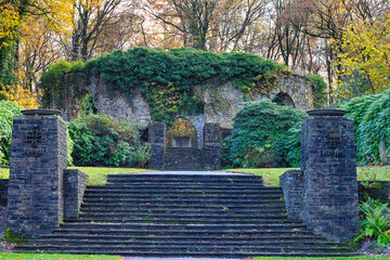 altes Kriegsdenkmal im Wald bei Remscheid Reinshagen