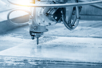 Obraz na płótnie Canvas Close-up scene of multi-axis abrasive waterjet cutting machine cutting the aluminum plate.