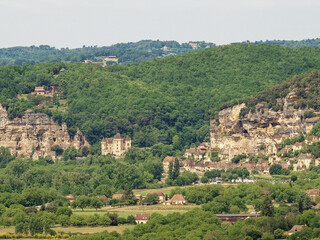 Fototapeta na wymiar Majestic view on Dordogne valley and rock cliffs of La Roque-Gageac from belvédère and Esplanade de la barre of the Bastide of Domme