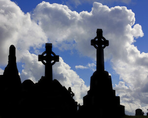 Un antiguo cementerio irlandés en un día nublado