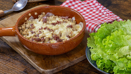 plat de croziflette en gros plan sur une table	