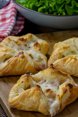 feuilleté au jambon et fromage en gros plan	