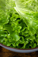 plat de feuilles de salade en gros plan isolé sur une table