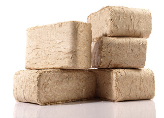 Weichholzbriketts - Weichholz Briketts isoliert auf weißem Hintergrund