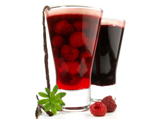 Rote Grütze mit Himbeeren im Glas