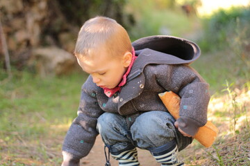 petit garçon blond marchant dans la nature