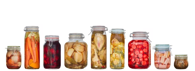 Crédence de cuisine en verre imprimé Légumes frais Row of nine glass canning jars with preserved vegetables isolated on a white background