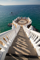 Mirador del Castillo del Mediterráneo en la ciudad de benidorm en un precioso y soleado día de otoño con el tranquilo mar azul de fondo y sus turistas apreciándolo.