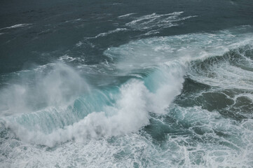 Fototapeta na wymiar Big waves on the ocean