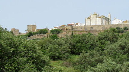 Muralhas e ruinas de um castelo medieval em Portugal