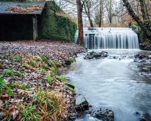 Fototapeta premium Fall Waterfall - Cascade Automnale