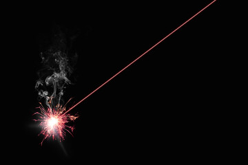 laser rouge en train de graver quelque chose - fond noir
