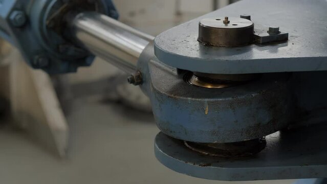 Connection of piston rod to rudder tiller on steering gear of vessel