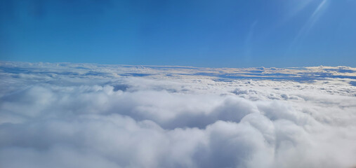 Vistas nubes bajas desde la ventanilla del avión_02