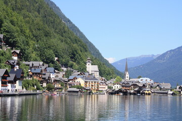 Hallstatt, precioso pueblo austriaco a orillas de un lago.