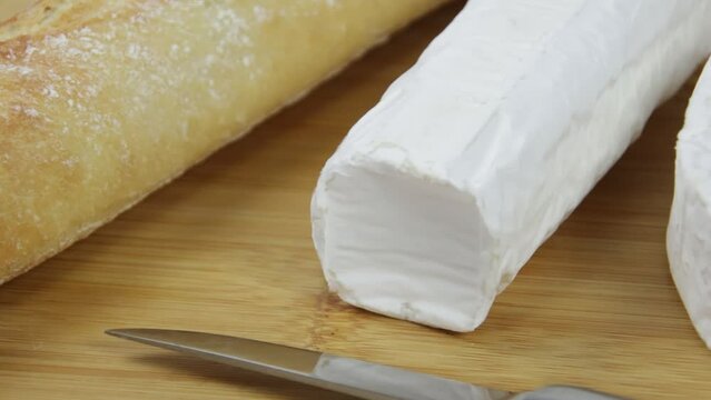 fromages coulommiers et buche de chèvre en gros plan