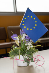 décoration sur le thème de l'europe avec un chariot des fleurs et un drapeau européen