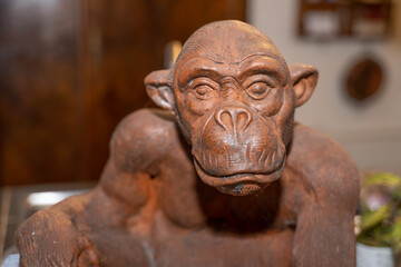 Fototapeta na wymiar statue de chimpanzé bronze