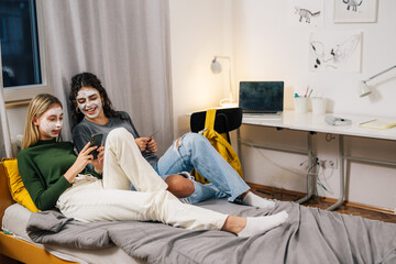 Two friends hang out with face masks on - obrazy, fototapety, plakaty