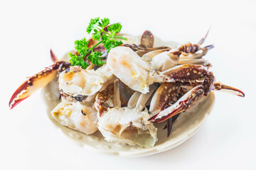 白い器に盛った渡り蟹