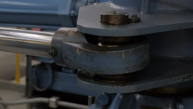 Connection of piston rod to rudder tiller on steering gear of vessel