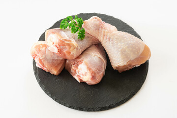 白い背景のチキンドラムスティック