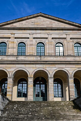 Fototapeta na wymiar Kursaalgebäude mit Treppe im Staatsbad Bad Brückenau, Franken, Bayern