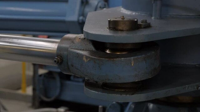 Connection of piston rod to rudder tiller on steering gear