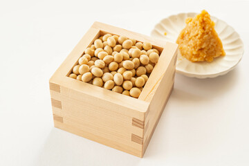 味噌と枡に入った大豆