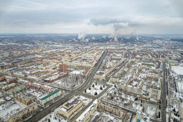 Obraz premium Winter view of the center of the city of Nizhny Tagil and the metallurgical plant from above. Environmental problem of environmental pollution and air in large cities