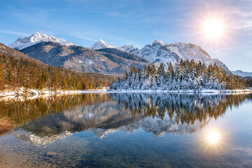 Fototapeta na wymiar Winterlandschaft mit Schnee und Berge