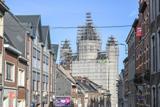 Belgique Nivelles chantier travaux renovation collegiale eglise religion