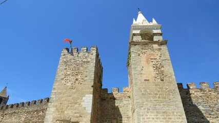 Muralhas e ruinas de um castelo medieval em Portugal