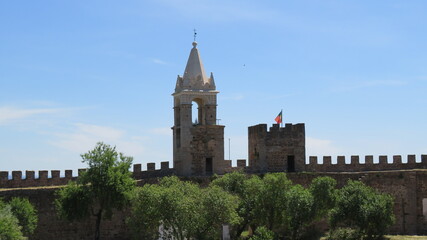Fototapeta na wymiar Muralhas e ruinas de um castelo medieval em Portugal