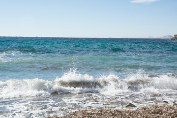 Olas contra las rocas