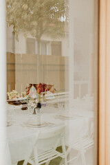 Table de réception à travers la vitre