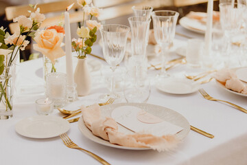 Table d'honneur des mariés soigneusement décorée