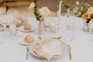 Table d'honneur des mariés soigneusement décorée