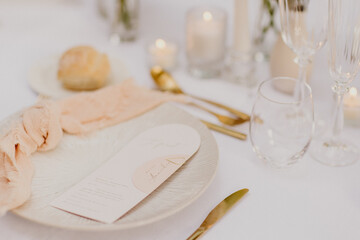 Table des mariés soigneusement décorée