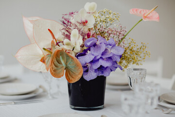 Bouquet de fleurs coloré au centre de la table