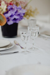 Salle de réception et table dressée pour l'évènement