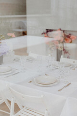 Salle de réception et table dressée pour l'évènement