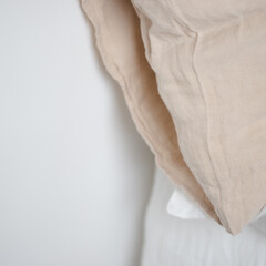 Linge de lit beige et blanc en lin