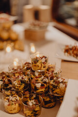 Petites salades apéritives empilées