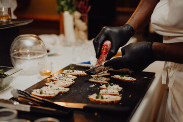 Chef préparant un buffet gastronomique