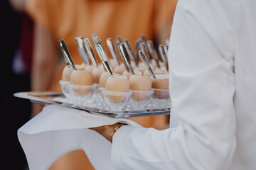 Dégustation d'oeufs à la coque présentés par le serveur